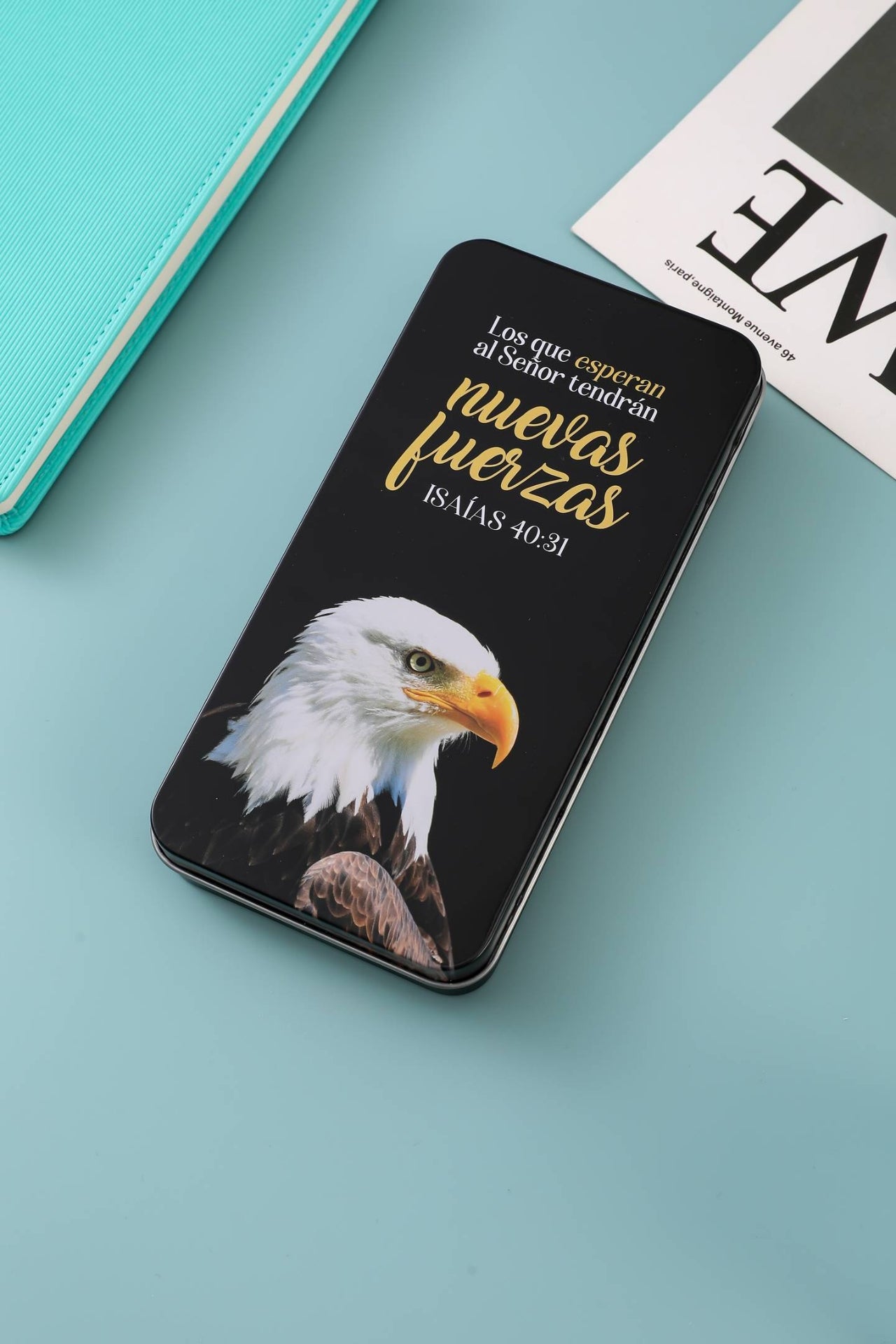 Pack bolígrafo, llavero y tarjeta en caja metálica. Nuevas fuerzas