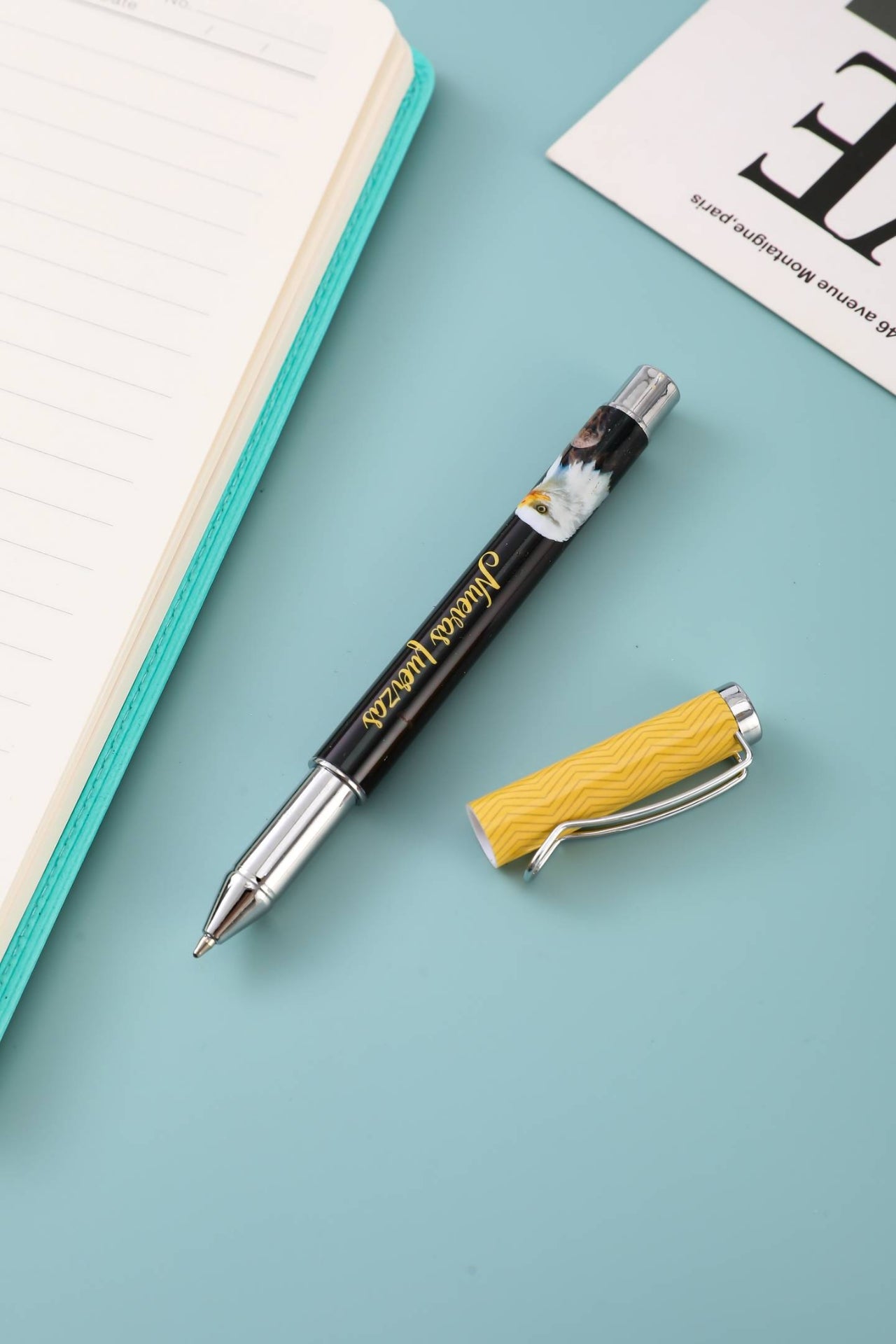 Pack bolígrafo, llavero y tarjeta en caja metálica. Nuevas fuerzas