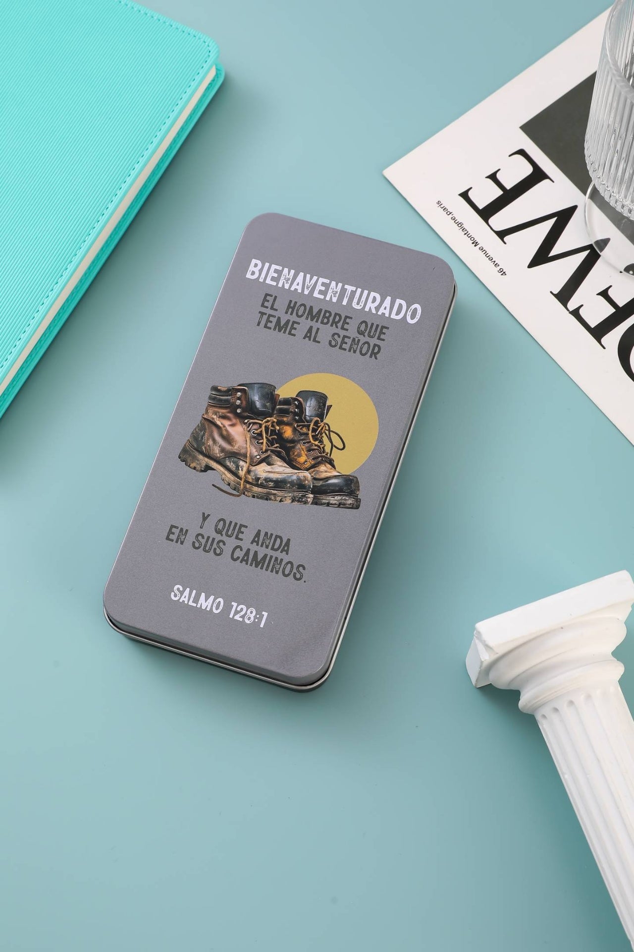 Pack bolígrafo, llavero y tarjeta en caja metálica. Bienaventurado el hombre