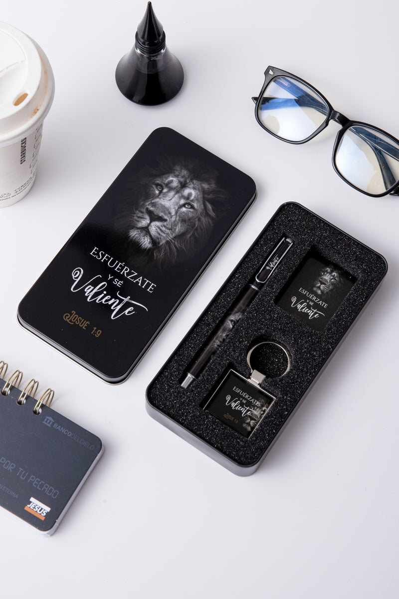 Pack bolígrafo, llavero y tarjeta en caja metálica. Sé fuerte y valiente